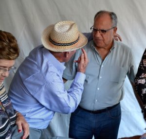 Casimiro Curbelo con uno de los mayores de la Isla