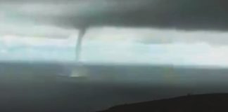 Una manga marina se deja ver en Playa de Santiago y afecta con vientos al puerto de San Sebastián