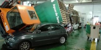 Vuelca una plancha cargada con garrafas de agua sobre varios vehículos en la bodega del ‘Volcán de Tauce’