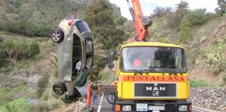 Dos heridos leves al salirse un coche de la carretera en La Gomera