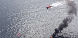 Cinco heridos al incendiarse una embarcación en el sur de Tenerife