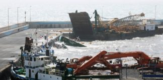 Tres de las gabarras de Fuerteventura se hunden y una cuarta derrama gasóleo