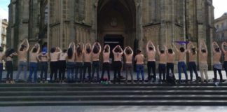 Varias mujeres se desnudan ante la catedral de Donostia: «Munilla, el diablo te busca»