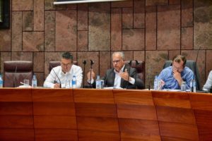 El presidente del Cabildo de La Gomera (c) en el pleno de la Institución Insular 