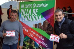 Varios participantes en la entrega de dorsales para la Carrera de Montaña de Hermigua