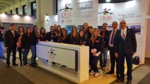 Alumnos de la Escuela Universitaria de Turismo de Lanzarote en el stand de CICAR en la ITB 2018. 