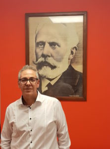Ángel Fariña. Detrás una imagen de Pablo Iglesias, fundador del PSOE