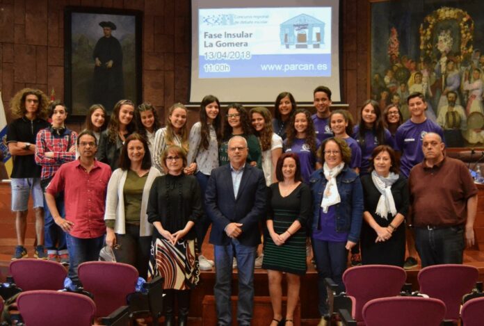 Autoridades y alumnos participantes en el Parlamento Juvenil