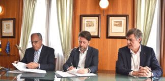 Casimiro Curbelo y Carlos Alonso suscriben el acuerdo  para la movilidad gratuita de los estudiantes gomeros