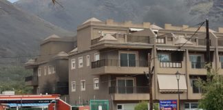 Dispositivos de emergencias intervienen en el incendio de un garaje en Valle Gran Rey
