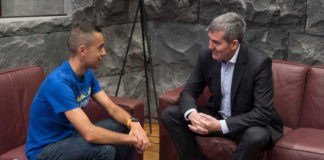 Fernando Clavijo felicita a Cristofer Clemente tras proclamarse subcampeón del mundo de Trail