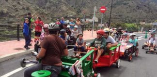 Hermigua celebra el Día de Canarias con carros de madera, folclore y comida de hermandad