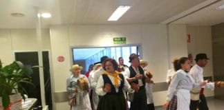 El Hospital de La Gomera acoge una actuación folclórica por el Día de Canarias