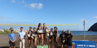 Una quincena de jóvenes participan en el Campeonato Insular de Voley-Playa