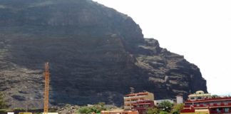 El Ayuntamiento de Valle Gran Rey retira una grúa de grandes dimensiones en Lomo de Vueltas