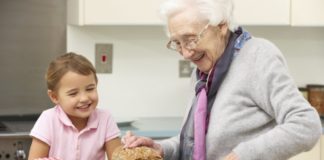 El 73% de los abuelos colabora en la educación y el cuidado de sus nietos