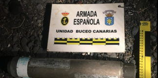 Buzos de la Armada neutralizan una bengala MK-25 en la isla de La Gomera