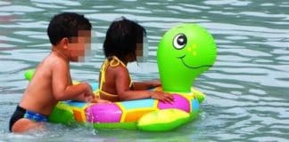 Los flotadores en forma de animales, un riesgo en el mar