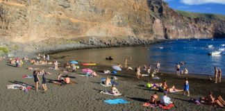 La mascarilla, de uso obligado también en la playa y piscina salvo al bañarse