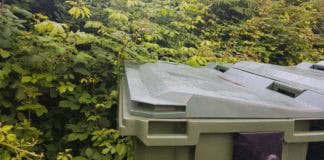 La maleza dificulta el tránsito por los senderos e invade zonas comunes en El Cedro