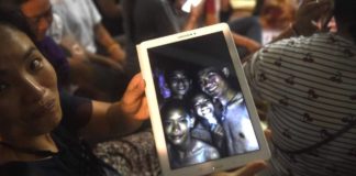 Hallan con vida a 12 niños atrapados hace más de una semana en una cueva de Tailandia