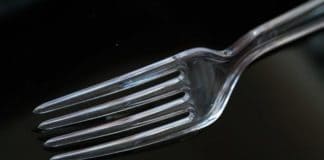 Canarias obligará a eliminar la vajilla de plástico de un solo uso en centros escolares y centros de salud