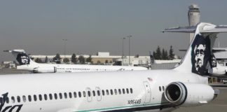 Un empleado de una aerolínea roba un avión sin pasajeros y se estrella cerca de Seattle