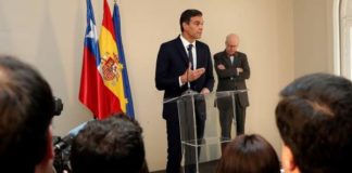 Sánchez reafirma ante los españoles en Chile que eliminará el voto rogado de los emigrantes
