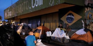 Incendiados varios campamentos improvisados de venezolanos en el norte de Brasil