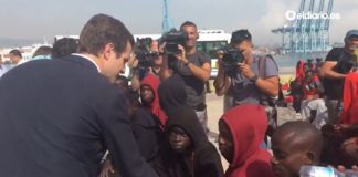 Pablo Casado se lanza a estrechar manos de migrantes días después de su discurso alarmista contra la inmigración