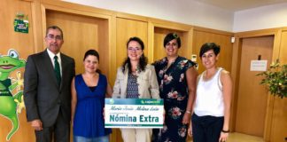 Cajasiete entrega una nómina extra a una empleada del Cabildo Insular de El Hierro