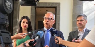 Curbelo demanda voluntad política y convicción para resolver el caos que sufre el puerto de Los Cristianos