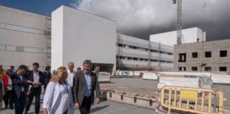 Clavijo traslada que la ejecución de las obras de la tercera fase del Hospital del Sur continúan en los plazos previstos