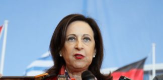 Robles pide a Clavijo que haga un «esfuerzo solidario» con los menores migrantes