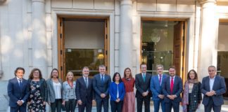 Una delegación de la Mesa y la Junta de Portavoces del Parlamento asiste al pleno de aprobación de la reforma del Estatuto de Autonomía