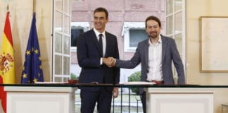 Sánchez e Iglesias pactan subir el salario mínimo a 900 euros