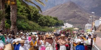 Miles de romeros llenan de color y música las calles de San Sebastián