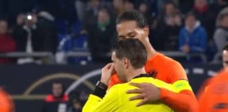 El colegiado del Alemania-Holanda se entera de la muerte de su madre en el descanso y continúa en el partido hasta el final