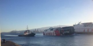 Un fast ferry de Armas colisiona con una pequeña embarcación a su salida del Puerto de Las Palmas y tres personas caen al mar