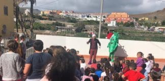 Los niños de San Sebastián comienzan a recibir las plantillas para el concurso de tarjetas de navidad