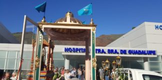 Pacientes y trabajadores del Hospital Nuestra Señora de Guadalupe reciben la visita de la imagen de la patrona de La Gomera