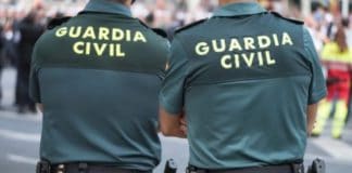 La Guardia Civil detiene a un hombre al que sorprendió en la vía pública mientras vendía heroína a otro en la localidad de San Isidro