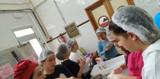 Talleres de gastronomía tradicional gomera con niñas y niños del CEIP La Lomada