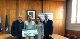 Cajasiete entrega una nómina extra a un empleado del Ayuntamiento de Valle Gran Rey