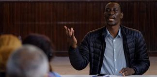 Luc André Diouf, el candidato que durmió en la calle y temió que lo deportaran a Senegal