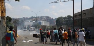 Leopoldo López y su familia se refugian en la Embajada de Chile en Venezuela mientras siguen los disturbios