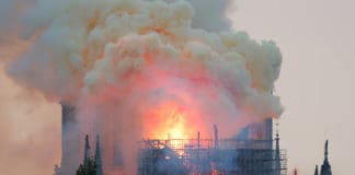 Declarado un incendio devastador en la Catedral de Notre Dame de París