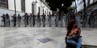 La policía venezolana impide a los diputados el acceso al Parlamento