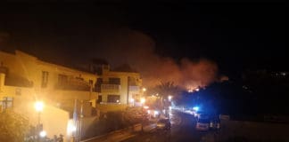 El incendio en Valle Gran Rey obliga a desalojar varias viviendas y se actúa con efectivos en la zona