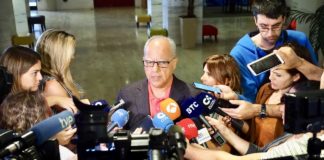 Curbelo dice que el PSOE ha dado el visto bueno a casi todas sus propuestas tras la reunión de este viernes